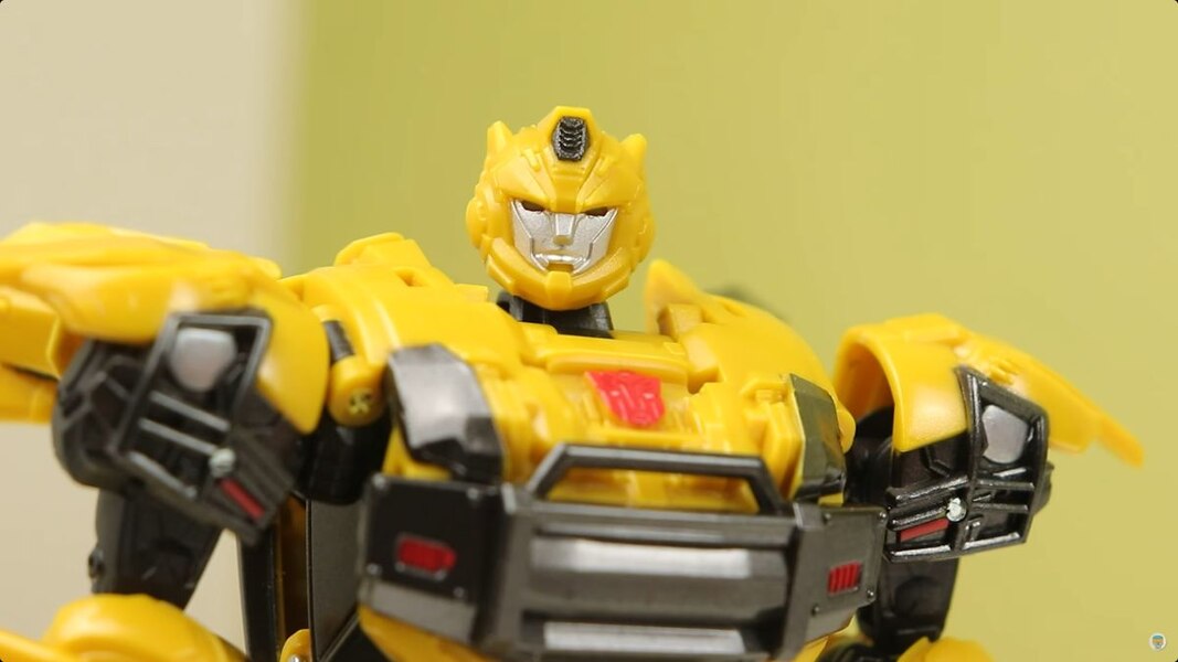 Image Of Reactive Bumblebee & Starscream 2 Pack In Hand From Transformers Game Toys  (8 of 37)